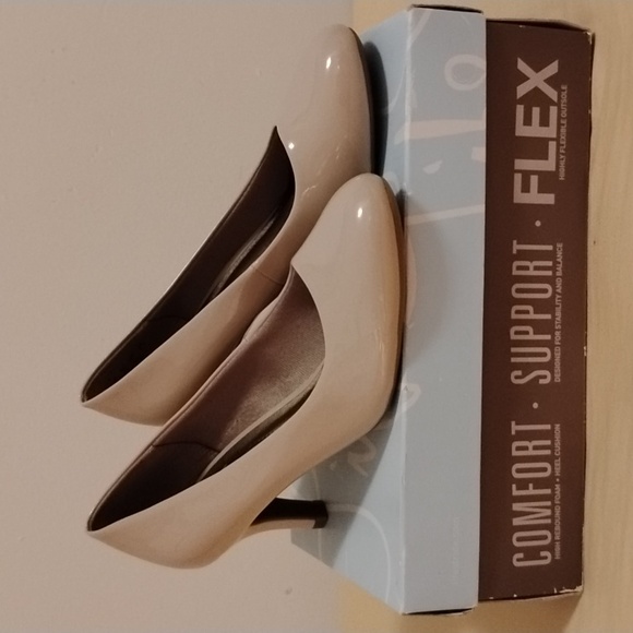 Life Stride Parigi Pumps Taupe Size 7 1/2 Wide NIB - Picture 2 of 5